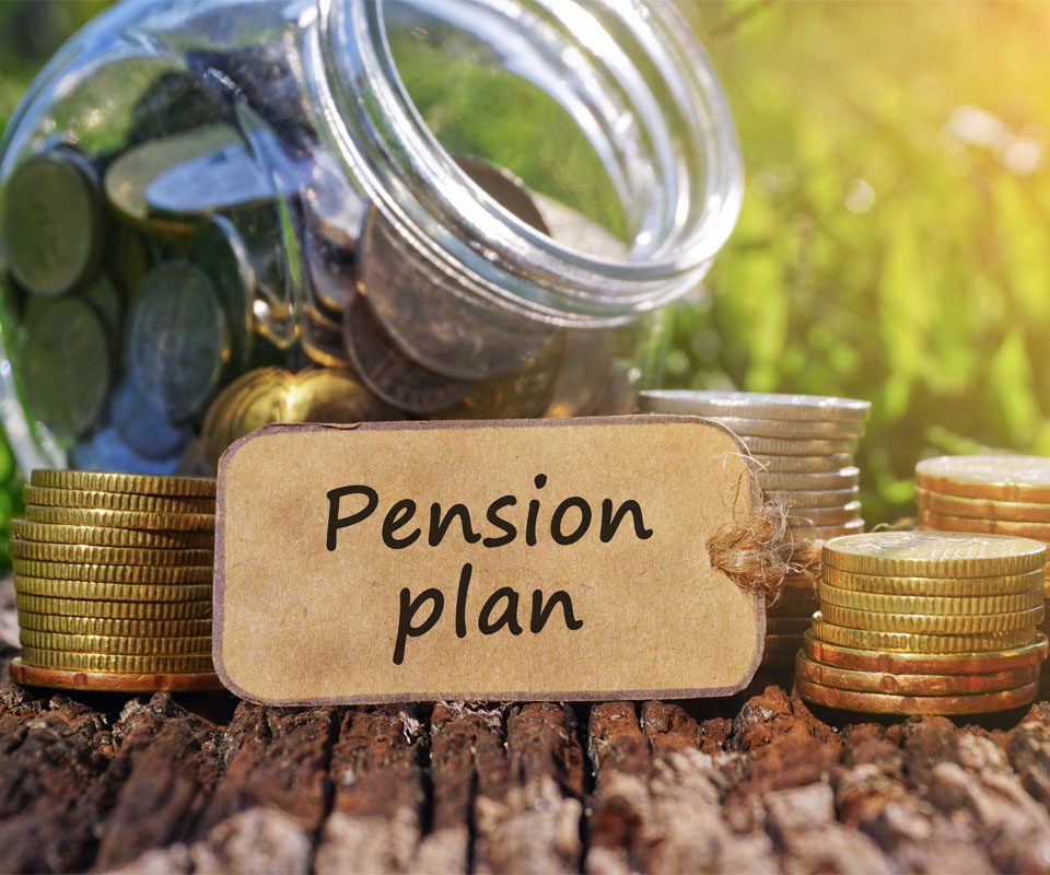 Image showing a jar filled with coins with a sign saying "Pension plan" in front of it